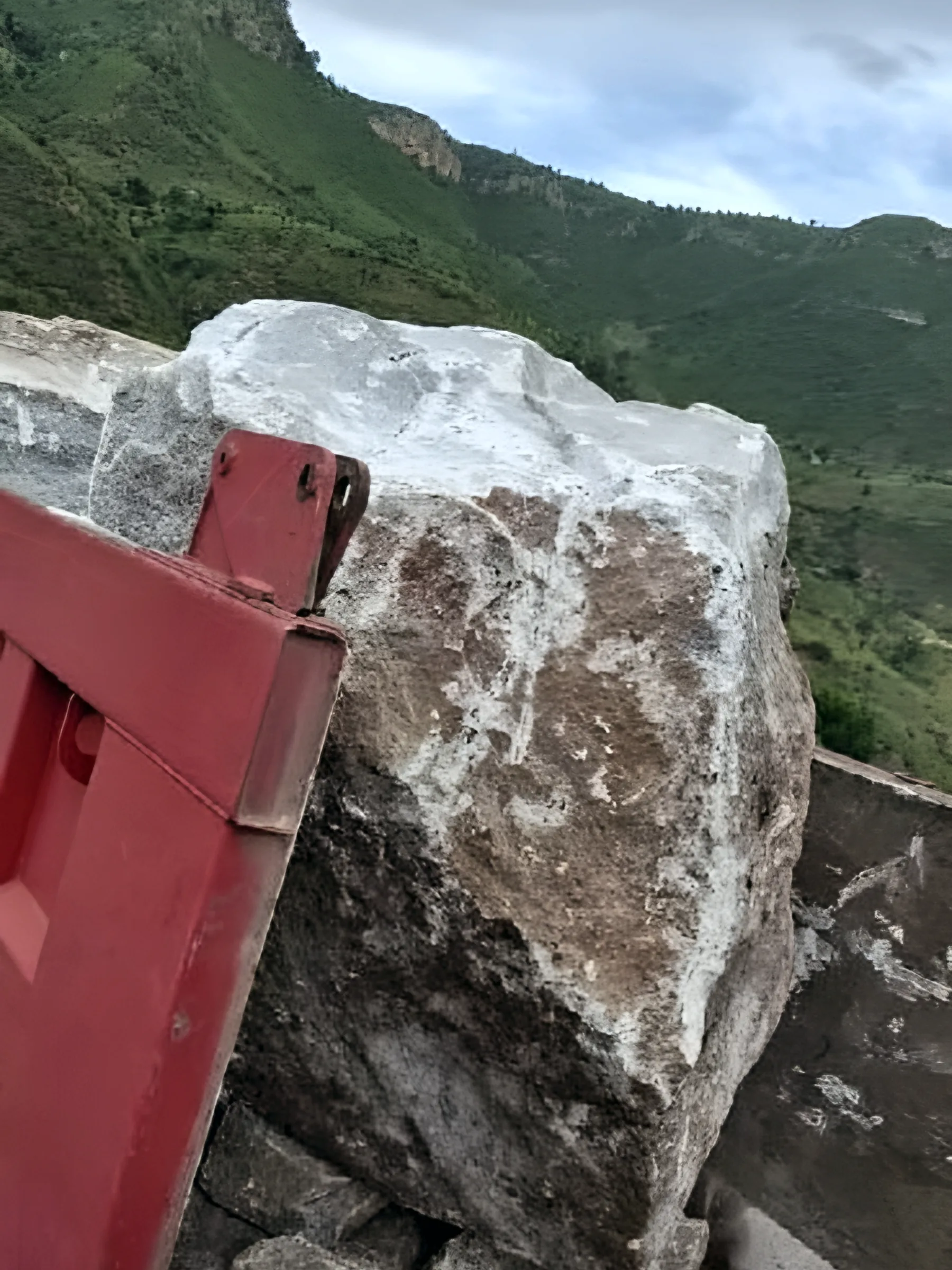 ጥሬ የድንጋይ ዕንጩ በጭነት መኪና አልጋ ላይ ተቀምጦ