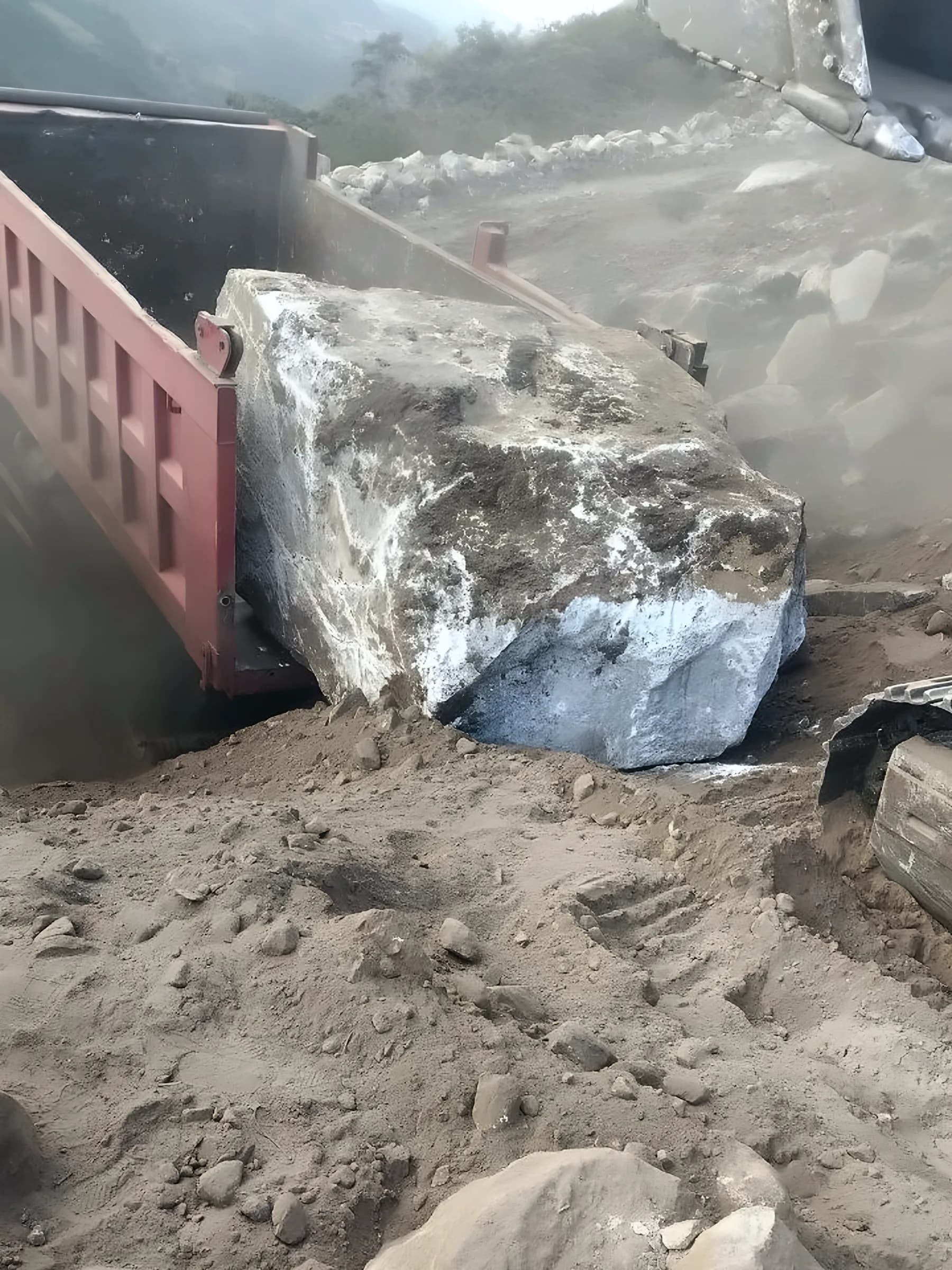 ጥሬ ዕንጩ ከከባድ የጭነት መኪና አጠገብ ሲጫን