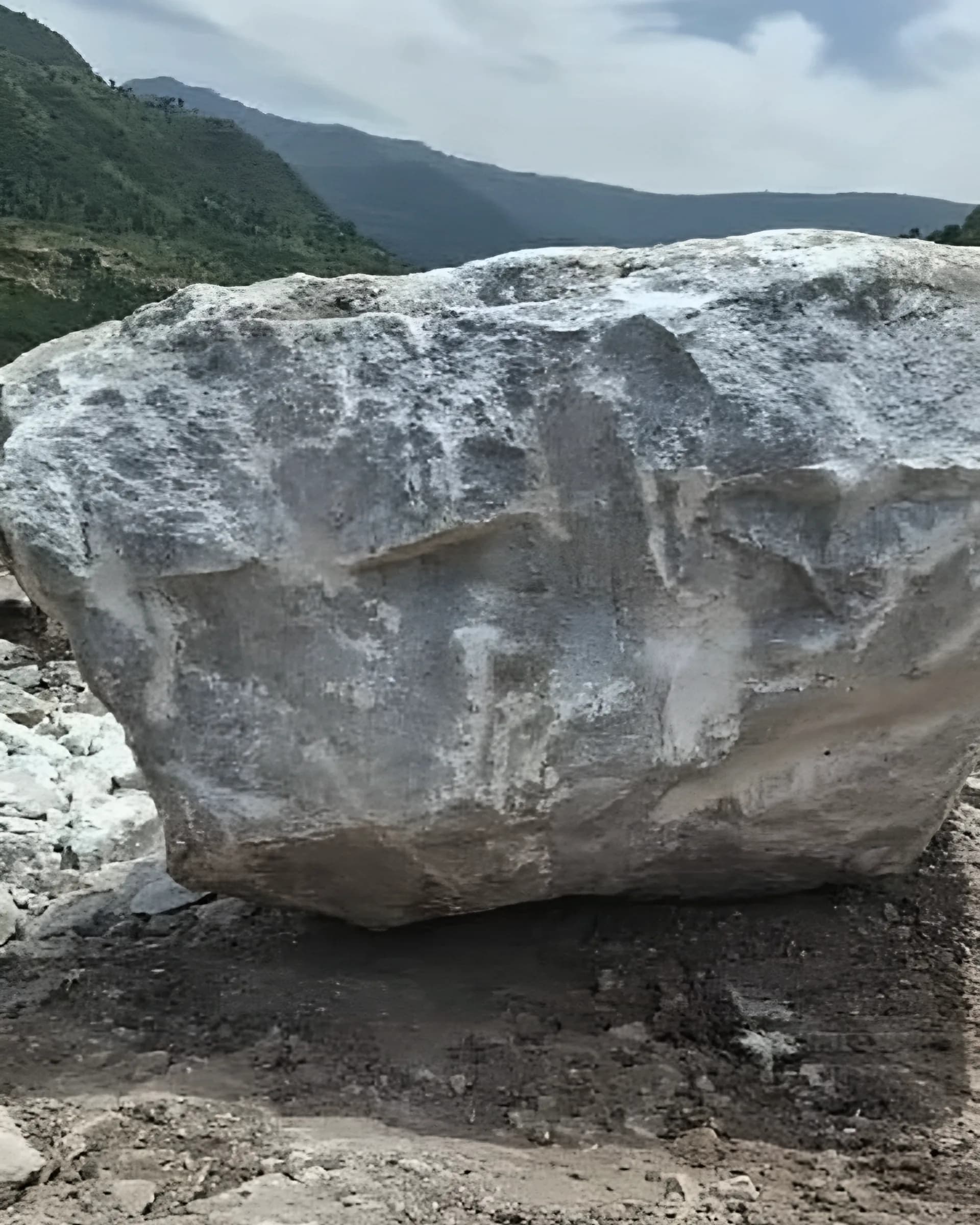 በቁፋሮ መሬት ላይ የተቀመጠ ትልቅ ጥሬ ዕንጩ