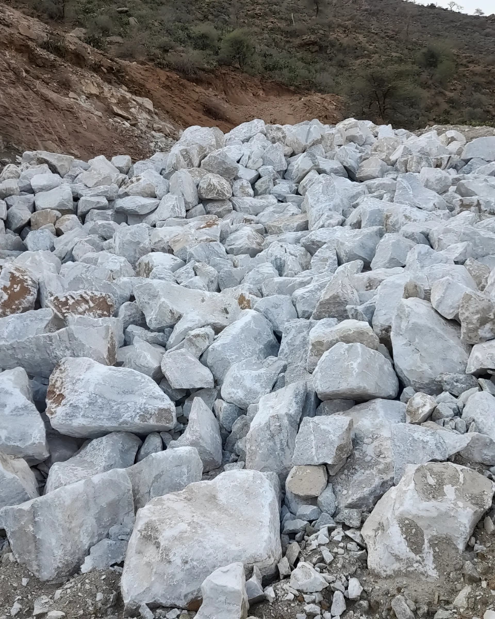 ያልተወለወሉ ጥሬ የድንጋይ ዕንጩዎች ክምር